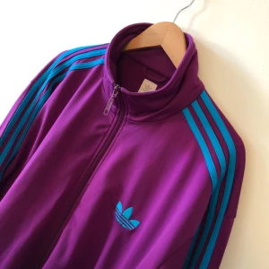  - Jacka från adidas i trevligt använt skick. Kan hämtas i Uppsala eller skickas spårbart för 58 SEK. 