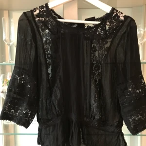  - Fin spetsblus från Lindex. Stl 36, men passar även en 34