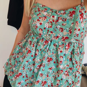  - Superfin blommig topp/blus. 