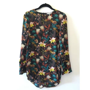  - Jättefin blus från H&M, lite 70-talskänsla. Helt oanvänd med lappar kvar 👌🏽