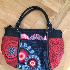  - En desigual väska från Marseille, Frankrike. Aldrig använd. Har många ack och en extra lång rem som fortfarande är inplastad.   Finfin för en lite extra POPPIN kväll ute elr om vilk ha en gla’ färgprick ;)