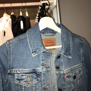  - Snygg jeansjacka från Levis i storlek xs