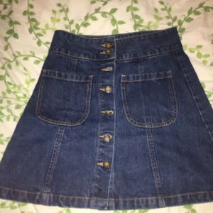  - Jeanskjol från bikbok. Storlek XS men mer som S. 