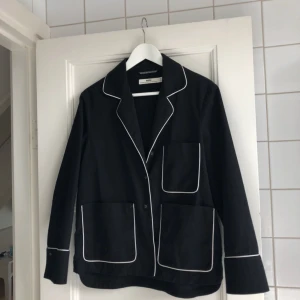  - Kavaj från Hope. Använd 1 gång. Fint skick och fin modell. Möts upp i Gbg annars står köparen för frakten. 