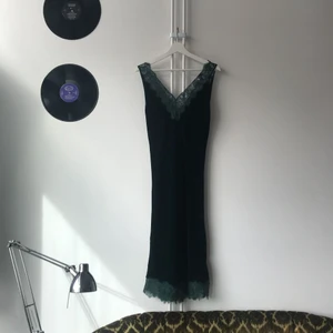  - Fin klänning i mörkgrön sammet från Zara.  Storlek M, men passar både S och M :) Djup lika djup v-ringning både fram och bak. Går ungefär till mitten av vaderna  Frakt betalas av köparen. Kan också mötas upp i centrala Sthlm :) 