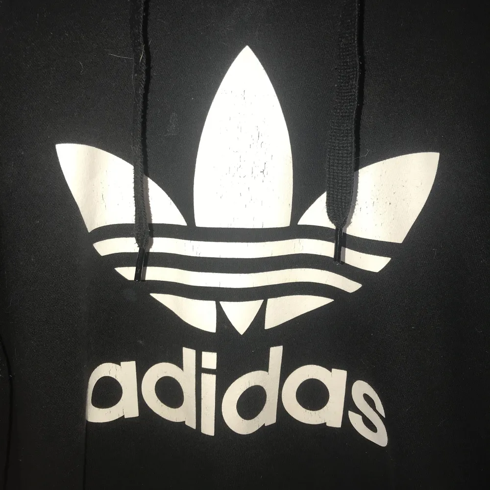 Adidas hoodie i fint skick förutom att märket spruckit lite på vissa ställen, men annars hel! Kan posta men då står köparen för frakten!. Hoodies.