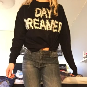  - Tjocktröja med glittrig text.  Storlek: XS Skick: helt ny. Prislapp kvar.  Pris: 100kr inkl frakt. Alla priser kan diskuteras. Finns ute på flera sidor. Köparen betalar frakt. 