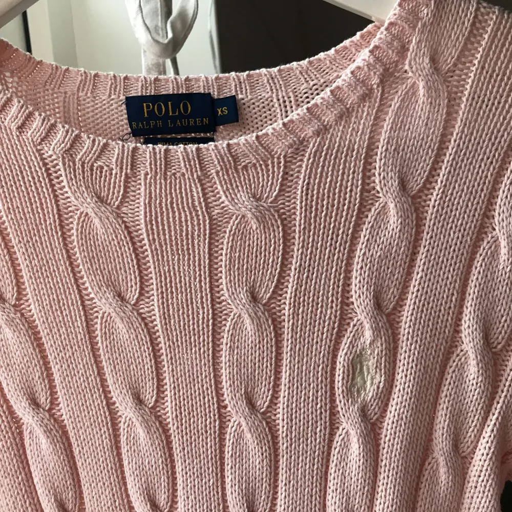 Säljer denna fina stickade tröja från Ralph Lauren, ljusrosa i storlek XS. Ser ut som ny & endast använd 2 gånger. Köptes för 1199kr men säljer för 349kr (köpare står för frakt) 😃. Stickat.