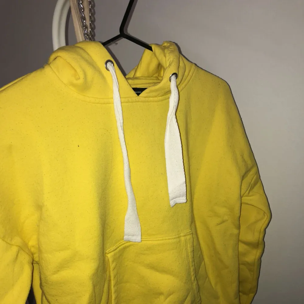As ball gul hoodie från vero Moda i storlek XS men passar nog XS-M. Kan mötas upp i linköping annars står du för frakten. Pris kan diskuteras . Hoodies.