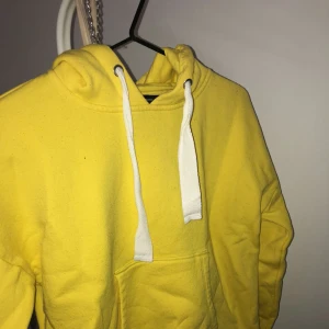  - As ball gul hoodie från vero Moda i storlek XS men passar nog XS-M. Kan mötas upp i linköping annars står du för frakten. Pris kan diskuteras 