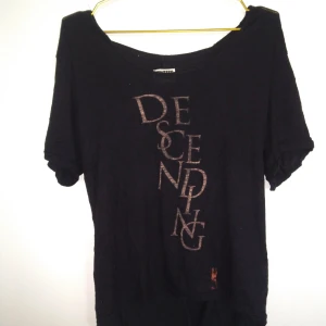  - Tunn lös T-shirt med tryck från Weekday. Tryckt från insidan, så trycket synd tydligare ut-och-in. Små hål och en fläck från blekningsmedel längst ned. Tyget går längre ned på ryggsidan. Skick: Begagnad. Gratis frakt!