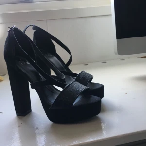  - Klackar med snörning. Aldrig använda!