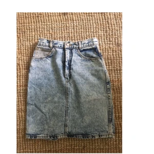  - Fin jeanskjol (troligtvis S eftersom jag har S lappen är borta då ja köpt den vintage). Högre midja. Köpare står för frakt, kan mötas upp i Stockholm. 