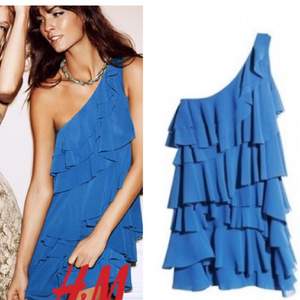Ny! Blå klänning oanvänd med volanger. Inköpt från H&M i storlek 36. Frakt: 62kr