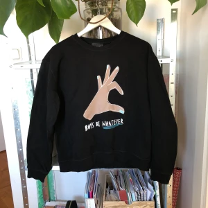  - Collegetröja från Monki med tryck. Hämtas på Gärdet.