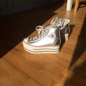  - Köpta från Max stars hemsida, är en dryg 37a i storlek. (De har lite otydliga storlekar) använda enligt bild, fina inuti. Säljes pga tappat intresse 🌸✨