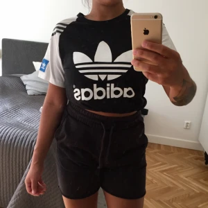  - Oanvänd t-shirt från Adidas. Den är i en storlek 34 och jag skulle säga att den passar 34-36. Jag är en 38/M och är 169 cm. Köparen står för frakt (34 kr) 📬