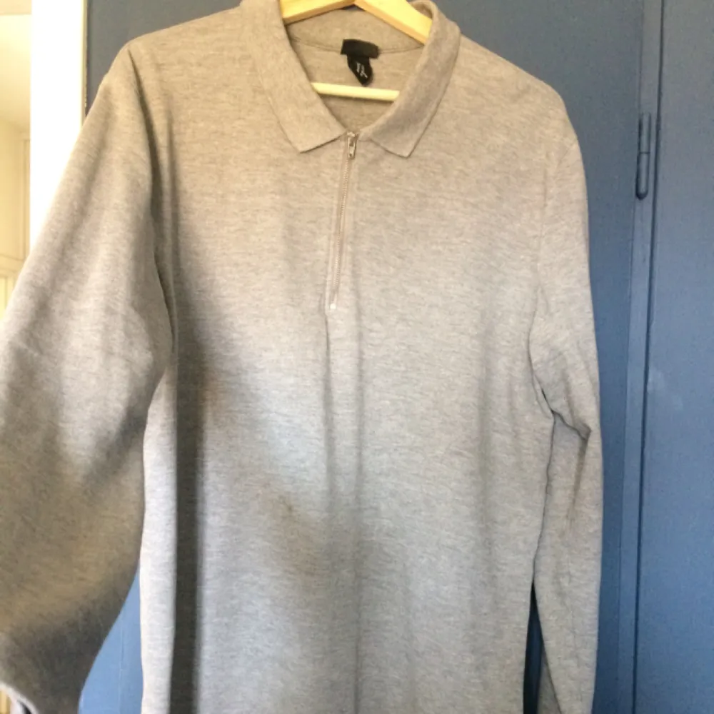 Grå tröja från H&M Herr. Fint skick förutom en fläck på magen, den går säkert bort i tvätten. . Tröjor & Koftor.