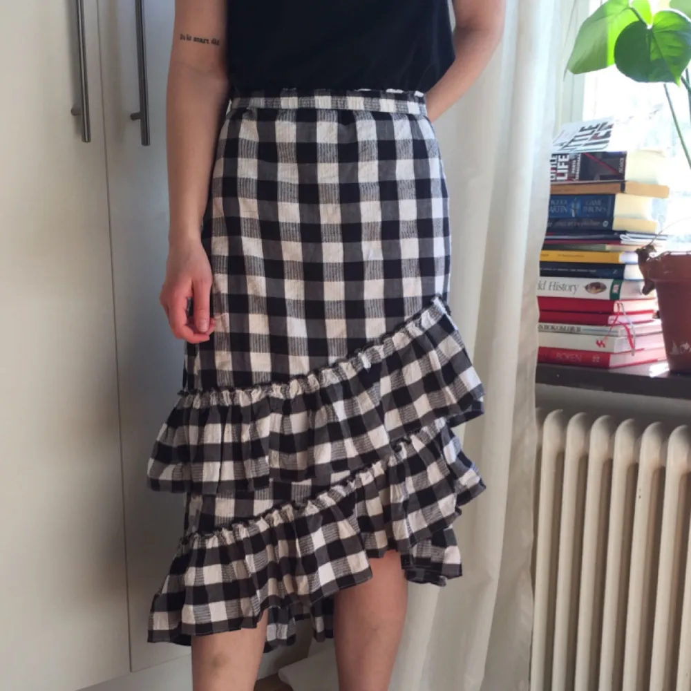 Jättefin kjol i svart och vitt från Monki, som ny. Köpte denna kjol på bloppis hemma hos Hanna MW men är tyvärr för stor för mig. Frakt 40kr.. Kjolar.