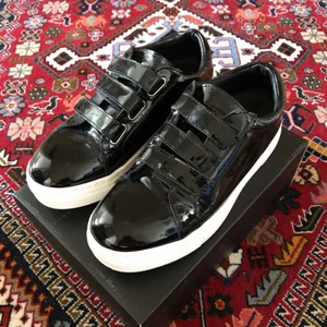  - Hej! Jag säljer ett par J Lindeberg skor i storlek 37. Köpta från Plick och fd säljaren har endast använt de två gånger och jag har aldrig använt de. Så de är helt i nyskick. Riktigt snygga skor men tyvärr har de aldrig kommit till användning! Jag har storlek 37 och dessa passar perfekt på mig. De är också en 37a! Nypris i butik är 1400kr så passa på! Kram