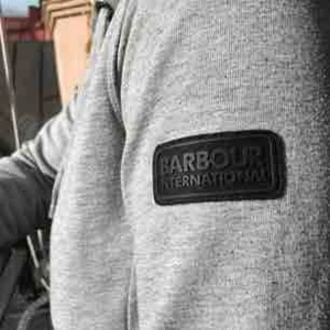  - Hoodie från barbour, köpt i NY för 109€. Är en stl 10 (tight 36:a), modellen har stl 36. 