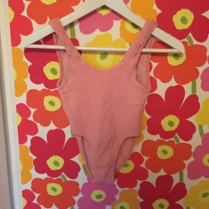  - Retro/vintage baddräkt med högt skurna ben. Sytt i foder så är 99% säker på att tuttarna inte syns igenom. 