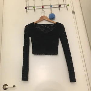  - Spetsmagtröja från forever 21, köpt i London. Otroligt snygg uringning samt spets. Spetsen är även väldigt stretchbar.
