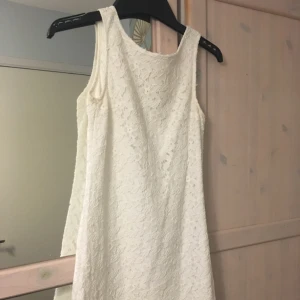  - Vit söt blommig klänning. Använd 2 gånger. Lite för liten för mig därför säljer jag den. Snygg i ryggen👌🏽