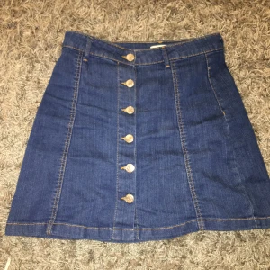  - Fin jeanskjol från GinaTricot, går att knäppas upp hela vägen.