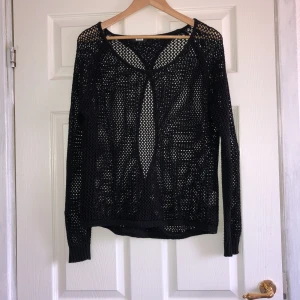  - Snygg svart kofta med öppning i ryggen. Inköpt på Bik Bok, knappt använd. Ev frakt 19 k🌿