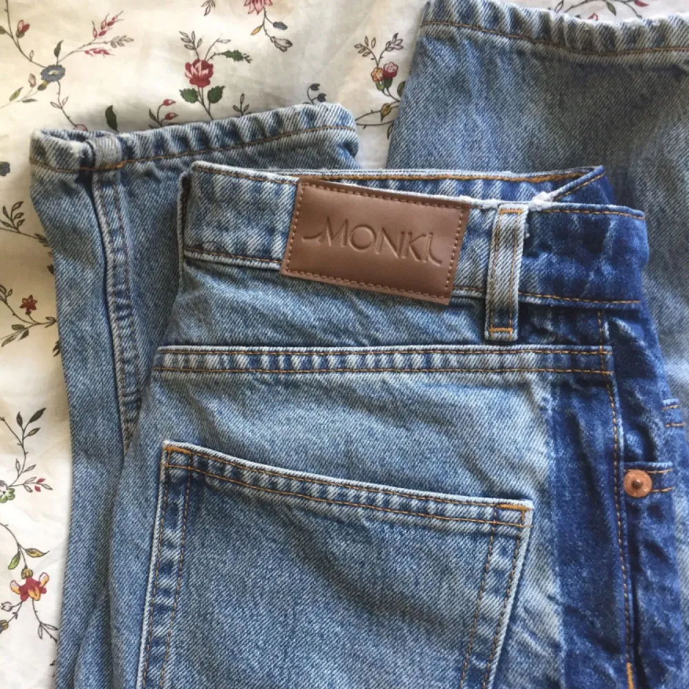 Snygga 80-tals jeans från Monki med revärer på sidorna! Passar den som är ca 160cm, storlek 25. Kan mötas upp i Lund, köpare betalar frakt. Säljer pga är tyvärr försmå.. Jeans & Byxor.