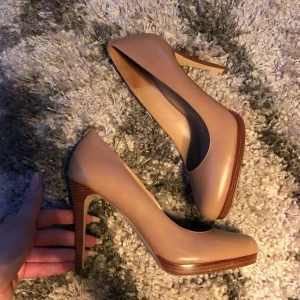  - Nude färgade pumps ifrån Michael Kors. Sparsamt använda och nypris ca 1600kr. Jag betalar frakt och har swish 