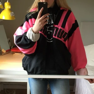  - Vindjacka från humana. Använd 2 gånger så i bra skick. Snyggt att vika upp ärmarna som jag gjort;) köparen står för frakt 