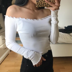  - Vit offshoulder från Brandy Melville , aldrig använd. ONESIZE 150kr byter ej✨