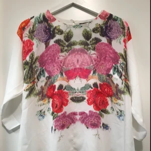  - Blus från H&M med fint fall