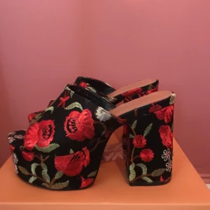  - Blommiga, chunky klackar från Public Desire. 🌹 Supersköna och snygga till allt! Skickas mot frakt eller möts upp i Stockholm. 🌸✨