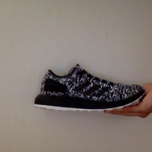  - Oreo' limited edition.  Storlek: 44,  US 10 eller UK 9 1/2.  Finns låda med extra skosnören men inget kvitto, för att jag köpte dom online på adidas.se.   Du får också ett par adidas ultraboost 3.0 navy på köpet men dom har inget sko skosnören.  Skorna är äkta  Har använt skorna två gånger, så skorna är nästan lika bra from som en helt ny par.  Vill bara ha pengar inget annat.  Om ni vill ha mer bilder skicka din Instagram eller Facebook använder namn så skickar jag mer bilder till dig.  Ps. Så finns dom här skorna inte längre i adidas.se