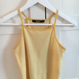  - Gult linne ifrån Bikbok 