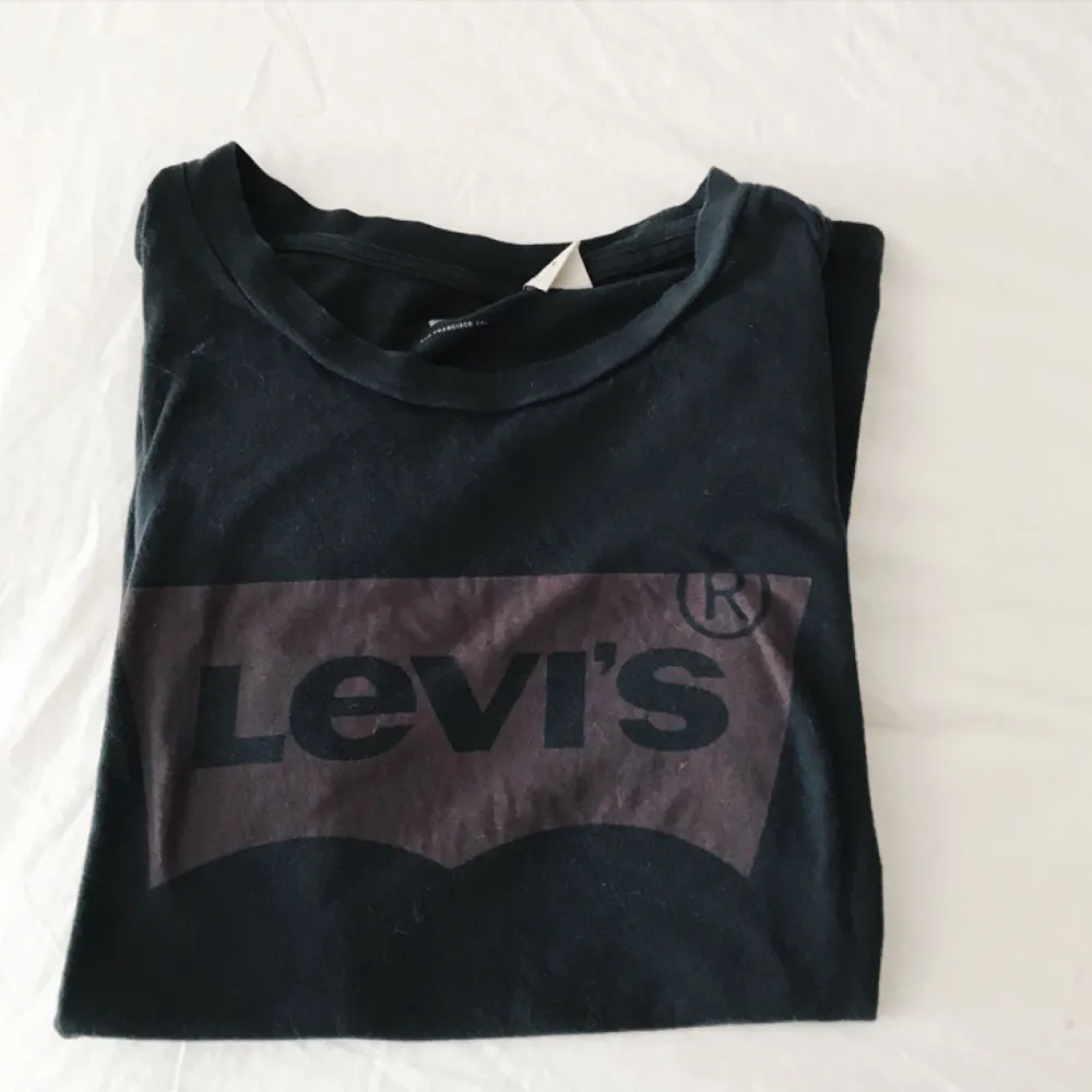 Levis t-shirt i fint skick :) Frakt tillkommer 🌸. T-shirts.