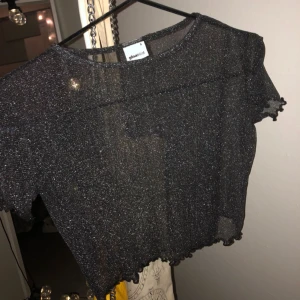  - Super fin glittrig kort topp från Gina tricot, använd ett par gånger men i fint skick  Frakt tillkommer 
