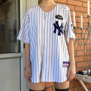  - *the basebollplayer he told you not to worry about* Denna fräscha look har du nu möjligheten av återskapa. Modellen är oversized så passar förmodligen från XS-XL skulle jag tro. Köparen står för frakt :) 