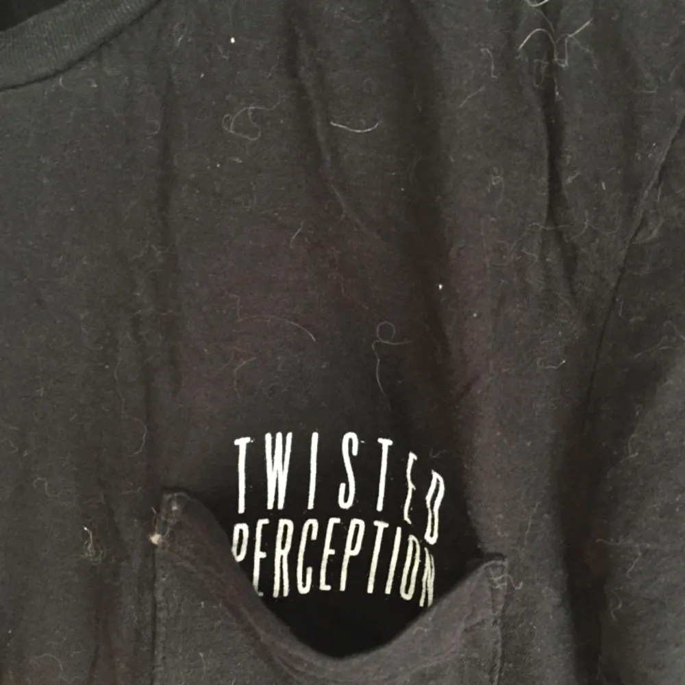 Fin tröja med ficka där det står ’twisted perception’  Fint begagnat skick. T-shirts.