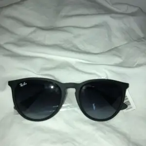 Jag säljer dessa ray ban solglasögon i modellen Erika. De är helt nya och aldrig använda. De är köpta i USA och priset på dem hemma är 1300-1400. Kvitto finns