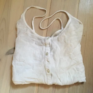  - 30kr frakt 9kr sval o skön vit topp! inte använd så mycket mest legat i garderoben. Rätt långa band.