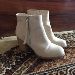  - Beiga boots som endast används 1 gång. Supersnygga sommarskor men kommer ej till användning tyvärr. Vet ej vart dessa är inköpta. Skickar mot porto. 