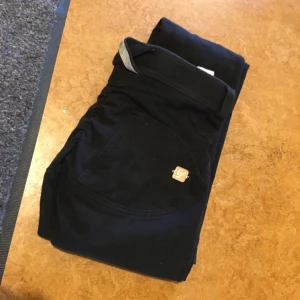  - Hellånga freddy Wr up i storlek xs, låg midja, använda fåtal gånger. Har flera par, därför säljs dom. Inga fel. 