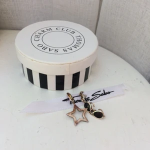  - Två st Thomas Sabo-berlocker i form av en stjärna och ett par solglasögon. Fungerar egentligen till vilket berlocksmycke som helst! 🌻 Inköpspris 350kr st