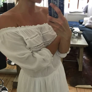  - Off shoulder klänning. Fint skick förutom ett litet hål längst ut vid ena ärmen, går lätt sy själv och jag märker inte ens av hålet. Storlek XS men passar även S
