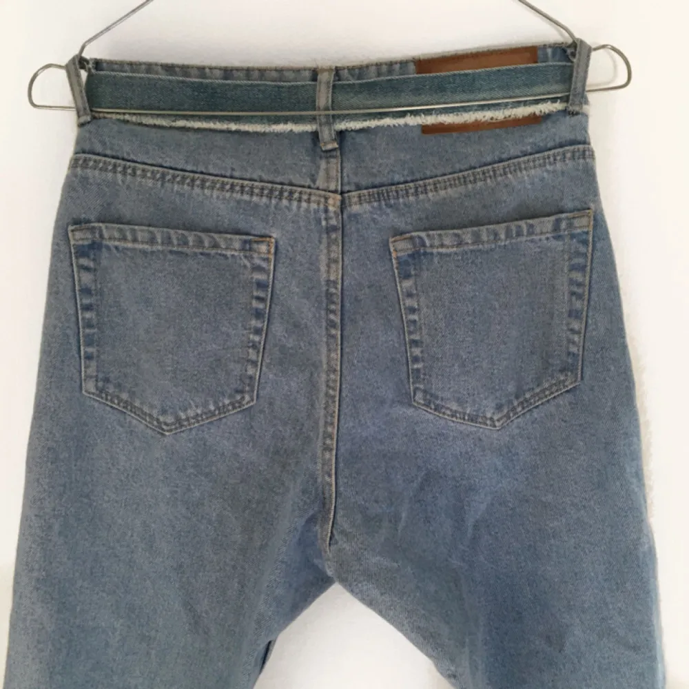 Högmidjade mom jeans från zara, fint skick!  Köpare står för frakt eller möts upp i Helsingborg . Jeans & Byxor.