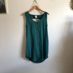  - Klänning med öppen rygg från Monki